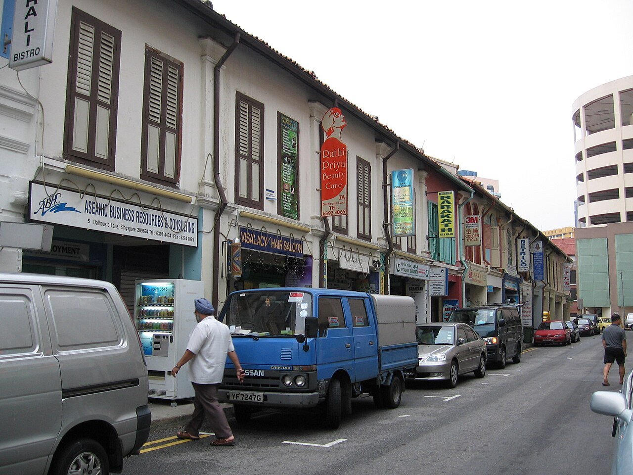 Relo crew with our own lorry for pallet and bulky goods transport in Singapore